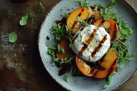 Burrata auf gebratenem Steinobst und Ruccola mit Minze