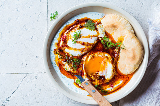 Pochierte Eier auf knoblauchigem Joghurt