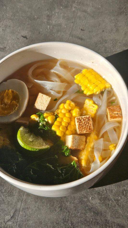 Vegane Pho – vietnamesische Nudelsuppe mit Mais und Austrian Chili Crisp