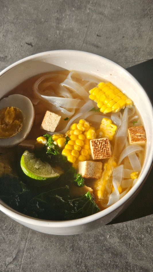 Vegane Pho – vietnamesische Nudelsuppe mit Mais und Austrian Chili Crisp