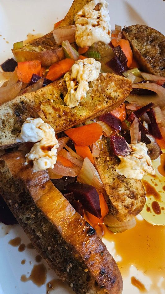 Wurzelgemüse-Panzanella mit Zaatar & Stracciatella
