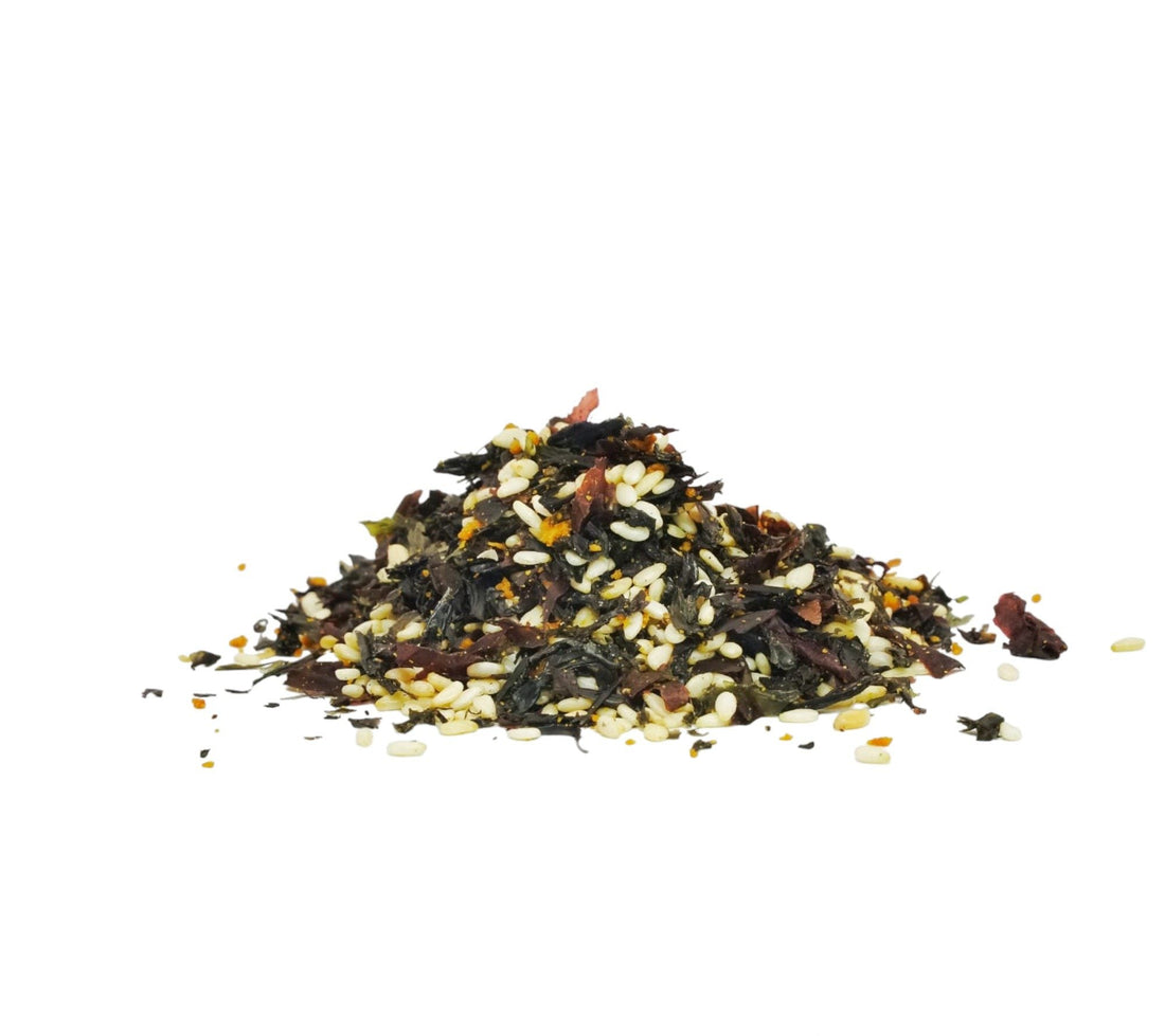 Furikake Gewürzmischung auf weißem Hintergrund