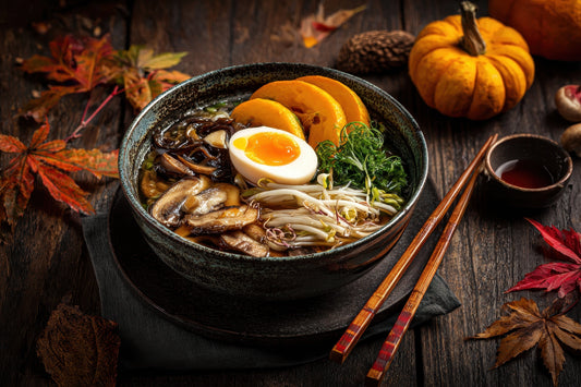 Miso Ramen mit geröstetem Kürbis und Austrian Chili Crispy vor herbstlichem Hintergrund