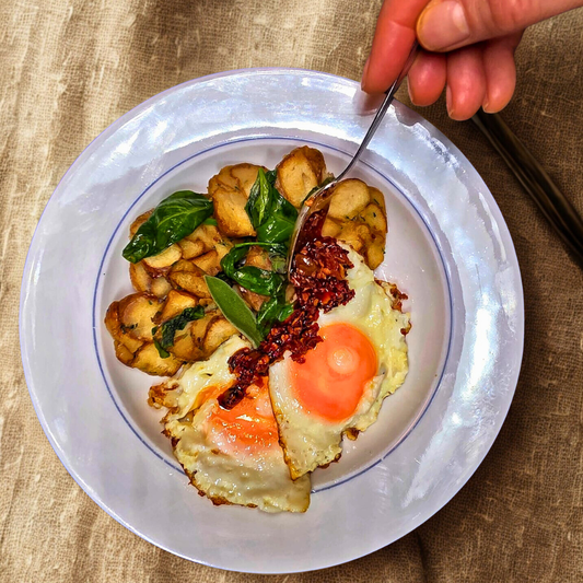 Knödel mit Spiegelei & Austrian Chili Crisp – in 10 Minuten zum Wow