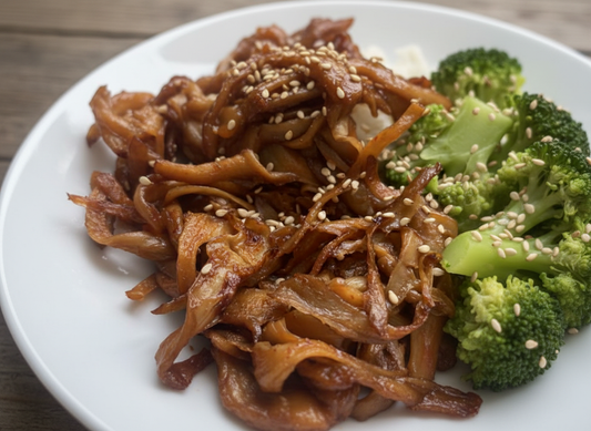 knusprig geröstete Austernpilze, gewürzt mit IU Hot Date Sirup, mit gedünstetem Brokkoli