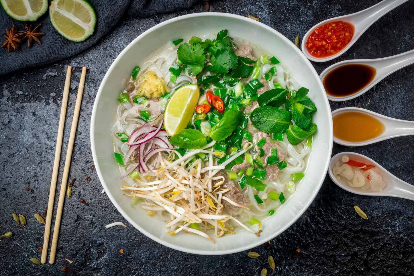 vietnamesische Pho mit frischen Kräutern, vegetarisch
